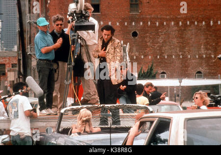 Selvaggio a cuore il regista David Lynch , Nicholas Cage [destra della fotocamera a pellicola], Laura Dern [seduti in auto] Data: 1990 Foto Stock