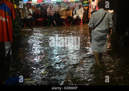 Kolkata, India. 01 Sep, 2017. In Kolkata improvvisa pioggia comporta pericoli per un giorno ordinario. Credito: Sandip Saha/Pacific Press/Alamy Live News Foto Stock