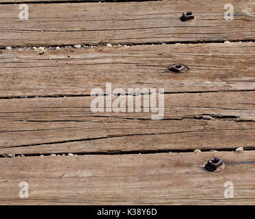 Attraversamento ferroviario dei legami di legno fissato con bulloni Foto Stock