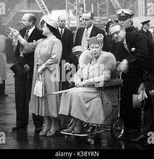 5 Maggio 1951: la Regina Elisabetta la regina madre, Queen Mary , principe Henry il duca di Gloucester durante una visita al Festival della Gran Bretagna sulla South Bank di Londra il 5 maggio 1951. Foto Stock