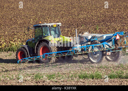 Campo Di Coltivazione A Spruzzo Di Tractor Claas, Repubblica Ceca Farmer Foto Stock