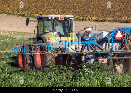 Campo Di Coltivazione A Spruzzo Di Tractor Claas, Repubblica Ceca Farmer Foto Stock