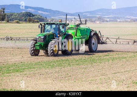 Trattore John Deere per irrorazione di colture, Repubblica Ceca macchine agricole agricole Foto Stock