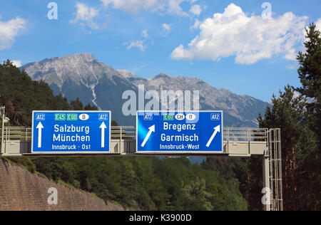 Le direzioni sull'autostrada per andare a Salisburgo o a Monaco di Baviera Foto Stock