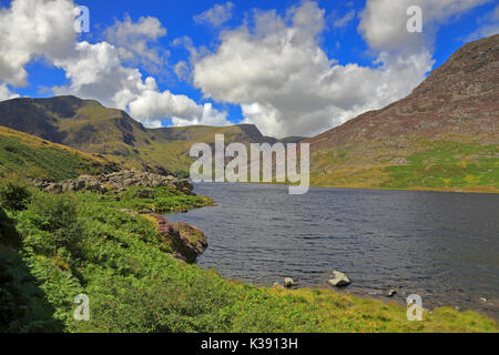 Llyn Ogwen e le montagne Glyderau di Y Garn e Foel Goch e la montagna Carneddau di Pen yr Ole Wen, Snowdonia National Park, il Galles del Nord, Regno Unito. Foto Stock