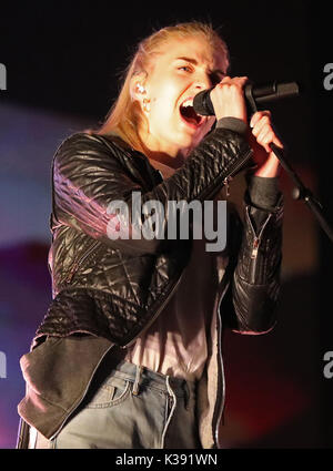 Hannah Reid di Londra la grammatica esegue sul palco principale durante il Picnic elettrico festival in Stradbally, nella contea di Laois. Foto Stock