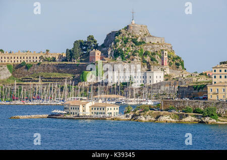 Corfù, Grecia - 7 Giugno 2017: Vista della vecchia fortezza con la spiaggia di Faliraki (Alecos bagni), En Plo ristorante e marina Foto Stock