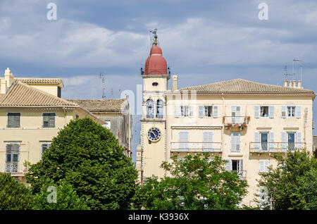 Corfù, Grecia - 7 Giugno 2017: il Campanile di San Spiridione Chiesa e negozi di appartamenti con balconi nella città vecchia di Corfù. Foto Stock