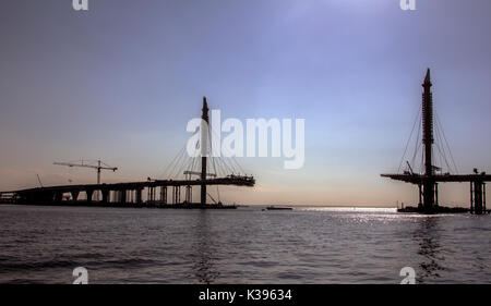 Ponte e autostrada costruzione oltre il fiume Neva Foto Stock