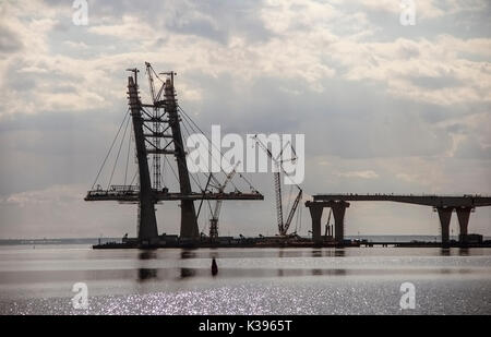 Ponte e autostrada costruzione oltre il fiume Neva Foto Stock