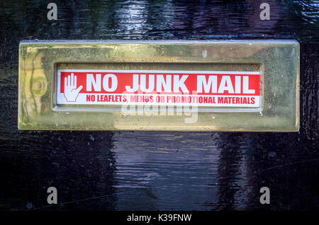 N. di posta indesiderata un adesivo su una Letter Box - No volantini, menu o materiali promozionali Foto Stock