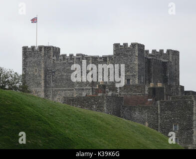 Esplorare il castello di Dover nel Kent; un inglese un patrimonio di proprietà che si affaccia sulle scogliere bianche di Dover con un abbondanza di inglese storia militare Foto Stock