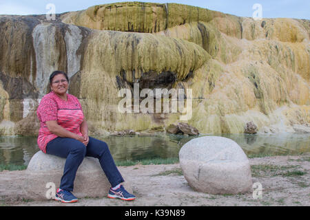 Donna asiatica in posa da una terrazza gethermal in Hot Springs State Park, Thermopolis, WY Foto Stock