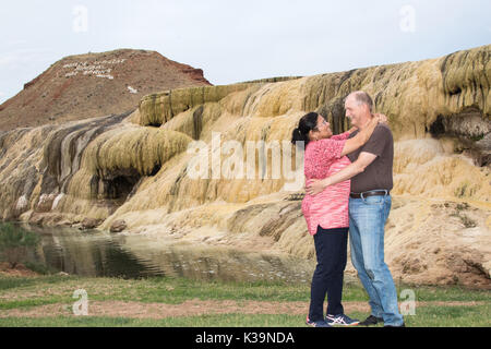 Una coppia felice in una terrazza geotermica in Hot Springs State Park, Thermopolis, Wy Foto Stock