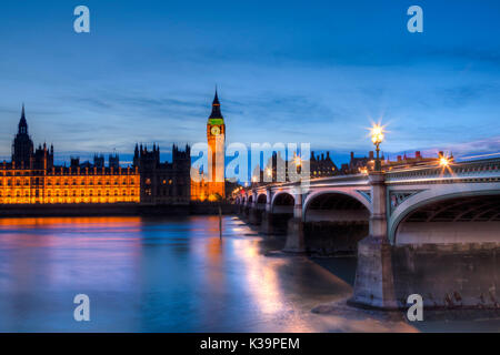 Le Case del Parlamento (Palazzo di Westminster) e Westminster Bridge, London, Regno Unito Foto Stock