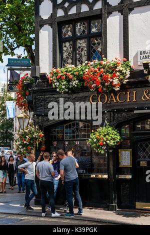 Un gruppo di giovani uomini bevendo e chiacchierando al di fuori del pullman e cavalli Pub di Bruton Street, Mayfair, London, Regno Unito Foto Stock