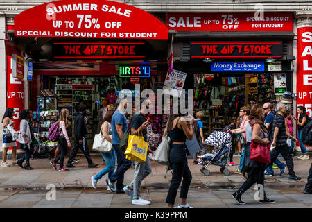 La gente a piedi passato un negozio di articoli da regalo a Piccadilly, Londra, Regno Unito Foto Stock