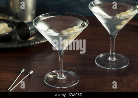 In casa boozy gibson martini cocktail con cipolle Foto Stock