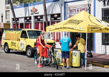 Miami Beach Florida, Washington Avenue, Ciclovia, Street bike festival, biciclette, ciclismo, chiusura temporanea di strada, venditore venditori venditori venditori, stand bancarelle Foto Stock