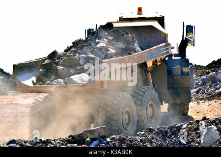 Costruzione pesante dumper a lavorare nella polvere Foto Stock