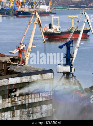 Cannone ad acqua nel porto annacquato il magazzino con il carbone per mancanza di polvere Foto Stock