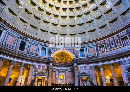 Pilastri a cupola altare Pantheon Roma Italia ricostruito da Adriano nel 118 a 125 ADthe secondo secolo divenne più antica chiesa romana nel 609 d.c. Occhio, foro, prov Foto Stock