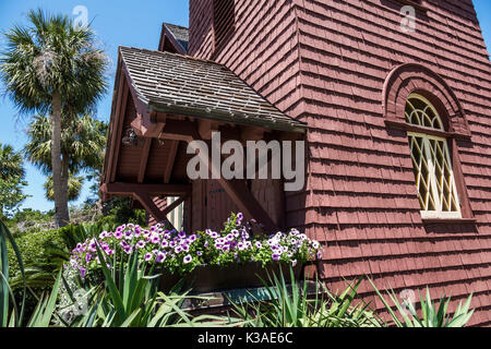 Georgia,Jekyll Island,Barrier Island,quartiere storico,Faith Chapel,1904,esterno,giardino,fiori piante,visitatori viaggio viaggiare tour touris Foto Stock