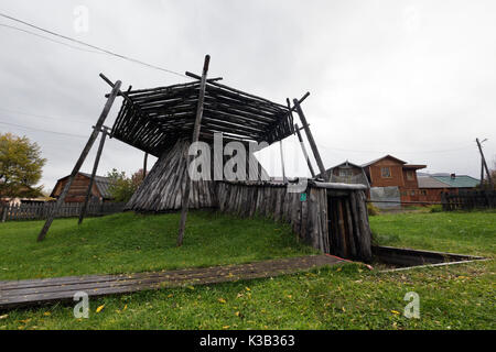 Popolare Koryak semi-interrato dimora del XIX secolo. Bystrinsky Museo Etnografico nella regione Bystrinsky sulla penisola di Kamchatka. Foto Stock