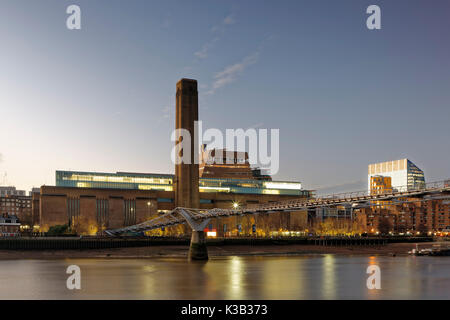 La Tate gallery e moderno Millenium Bridge, London, England, Regno Unito Foto Stock