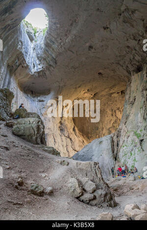 Karlukovo bulgaria-23 luglio 2015 agli occhi di Dio la formazione nella grotta prohodna.per solo uso editoriale Foto Stock