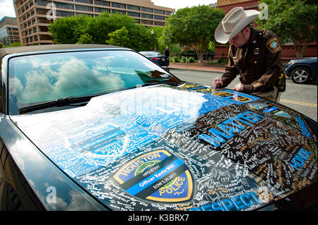 Texas Ranger firma Blue vite materia auto su misura cappuccio con firme in onore caduto in servizio polizia ufficiali. Settimana della polizia nazionale. Washington DC Foto Stock