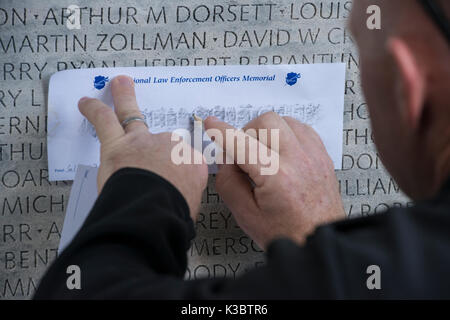 Muro commemorativo. Settimana della polizia Nazionale, Washington DC. Ufficiali, parenti, amici, cittadini preoccupati pagano rispetto per i caduti in servizio di applicazione della legge. Foto Stock