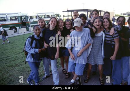 Dhahran, Arabia Saudita -- Junior High School kids play sul campo scuola al tentacolare Saudi Aramco composto di olio. Foto Stock