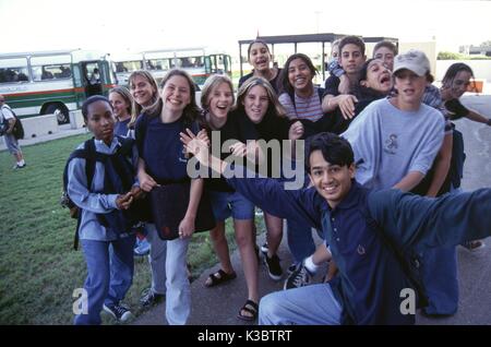 Dhahran, Arabia Saudita -- Junior High School kids play sul campo scuola al tentacolare Saudi Aramco composto di olio. Foto Stock