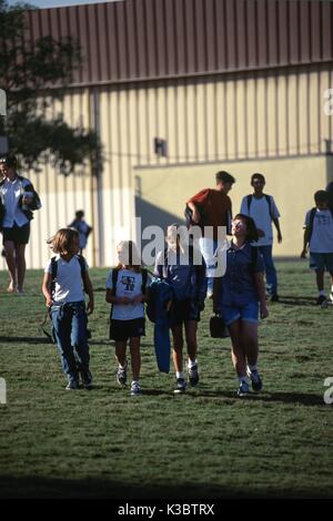 Dhahran, Arabia Saudita -- Junior High School kids play sul campo scuola al tentacolare Saudi Aramco composto di olio. Foto Stock