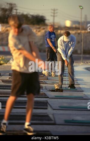 Dhahran, Arabia Saudita -- il golf campo pratica al tentacolare Saudi Aramco composto nella provincia orientale dell'Arabia Saudita. Foto Stock