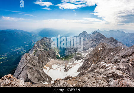 Vista del ghiacciaio Höllentalferner, Riffelwandkamm ridge e Jubiläumsgrat ridge dal vertice del massiccio dello Zugspitze, Alpi Bavaresi, mountai Wetterstein Foto Stock