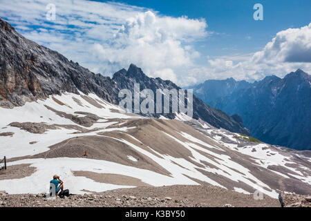 In Germania, in Baviera, panorama di montagna visto dalla Zugspitzplatt, a Kaarst altopiano sottostante la vetta più alta della Germania, il massiccio dello Zugspitze Foto Stock