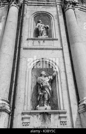 In Germania, in Baviera, Ettal monastero benedettino, statue presso l'Abbazia di Ettal facciata della chiesa Foto Stock