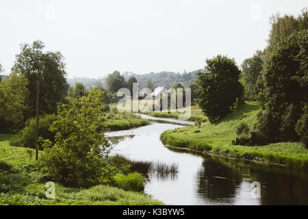 Vista dal ponte al fiume Abava in Sabile, Lettonia Foto Stock