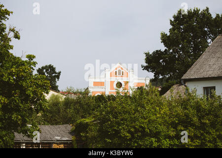 Vista dal ponte al fiume Abava in Sabile, Lettonia alla sinagoga abbandonati Foto Stock