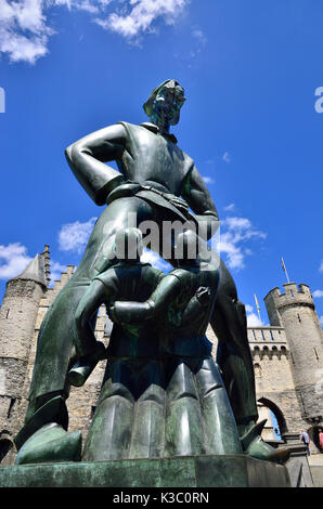 Anversa, Belgio. Statua di bronzo di 'Lange Wapper' (fiammingo personaggio di Folklore - gigante e trickster) da Albert Poels nella parte anteriore del Het Steen castle Foto Stock