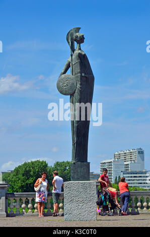 Anversa, Belgio. Statua di Minerva (1956, Marcello Mascherini) sul Steenplein dal fiume Foto Stock