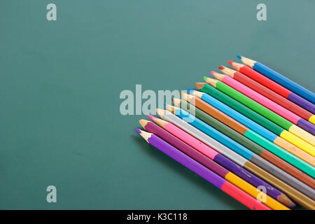 Matita colorata sulla scheda di scrittura Foto Stock
