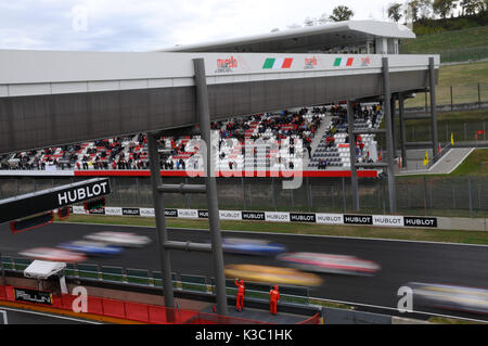 Mugello, Italia - Novembre 2011: inizio gara della Ferrari 458 Challenge durante le Finali Mondiali Ferrari - Ferrari Racing Days nel circuito del mugello italia Foto Stock