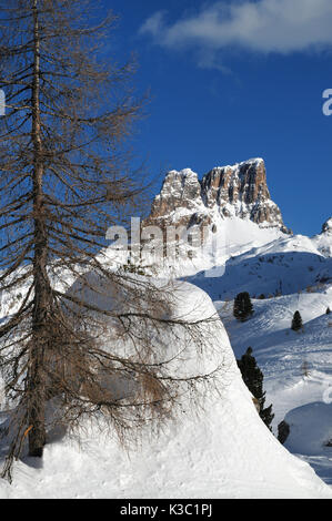Monte averau in inverno, la montagna più alta del nuvolau gruppo delle Dolomiti si trova in provincia di Belluno, Veneto, Italia settentrionale Foto Stock