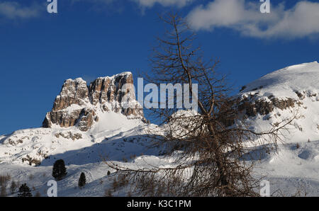 Monte averau in inverno, la montagna più alta del nuvolau gruppo delle Dolomiti si trova in provincia di Belluno, Veneto, Italia settentrionale Foto Stock