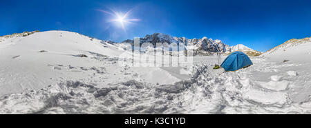 Blue in tenda le cime innevate delle montagne cilindrico 360 panorama. Foto Stock