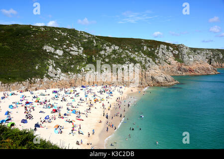 La splendida vista della spiaggia di Porthcurno in West Cornwall, oasi di incredibile bellezza naturale. Foto Stock