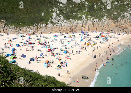 La splendida vista della spiaggia di Porthcurno in West Cornwall, oasi di incredibile bellezza naturale. Foto Stock